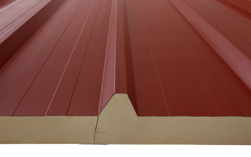 Rdzeń płyty dachowej pir fiberglass jest wykonany z twardej pianki poliuretnaowej, a okładzina zewnętrzna ma kształt trapezu