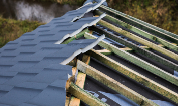 W jakich sytuacjach jest konieczne zgłoszenie remontu dachu? Jakie pokrycie warto zastosować, remontując dach?