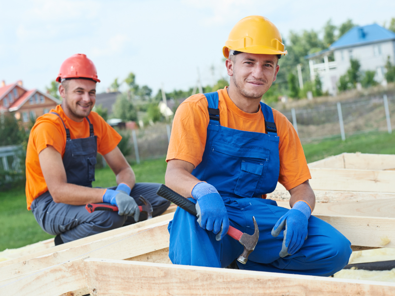 Jaka powinna być dobra ekipa do budowy domu? Jak dopełnić formalności przed zleceniem prac?