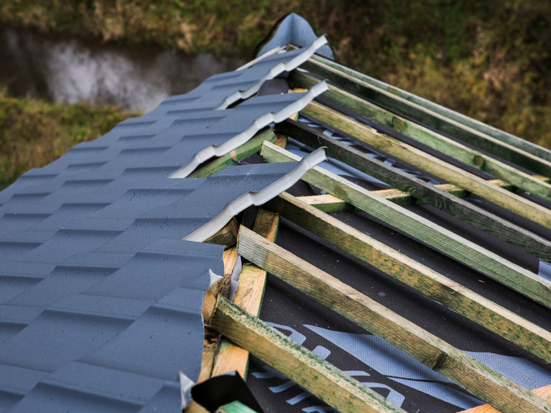 W jakich sytuacjach jest konieczne zgłoszenie remontu dachu? Jakie pokrycie warto zastosować, remontując dach?