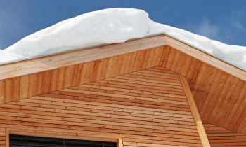 Jak usunąć śnieg zalegający na dachu? Jakie rozwiązania w tym zakresie można zastosować na etapie projektowania i wykonawstwa obiektu?