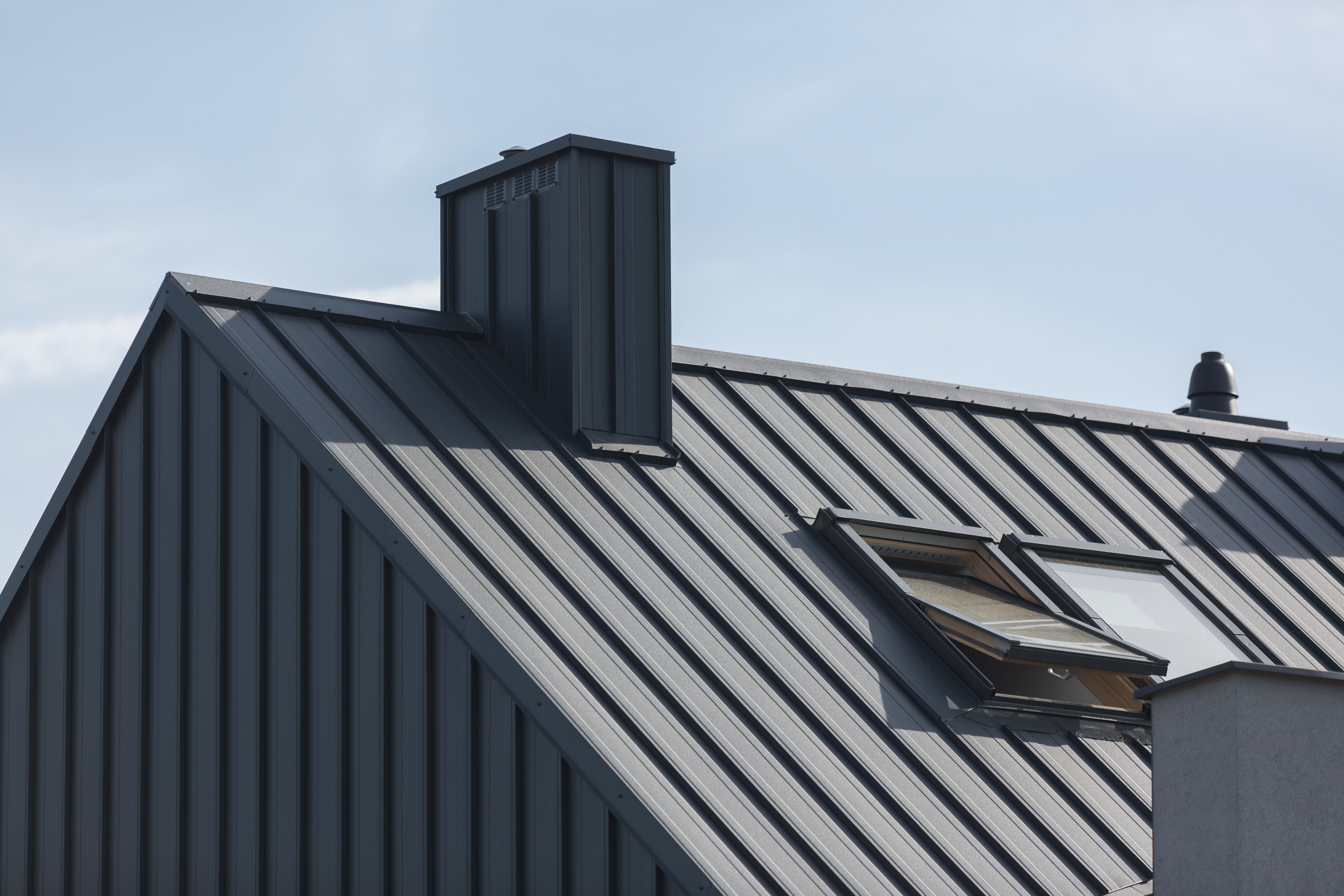 Zrozumienie i zapobieganie efektowi oilcaning (falowania) w panelach dachowych na tak zwany rąbek