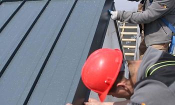 Jak zamontować blachę / panel na rąbek na dachu?