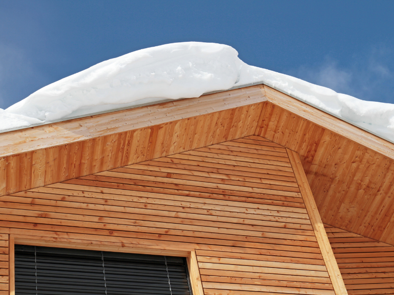 Jak bezpiecznie odprowadzić śnieg z dachu?